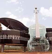 Архитектурное сооружение в виде рояля и скрипки в Китае